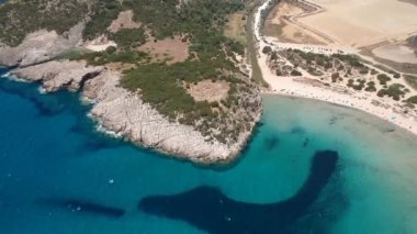Yunanistan 'ın Messenia kentindeki ünlü yarı dairesel kumlu plaj ve Voidokilia lagününün hava manzarası