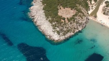 Yunanistan 'ın Messenia kentindeki ünlü yarı dairesel kumlu plaj ve Voidokilia lagününün hava manzarası