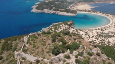 Yunanistan 'ın Messenia kentindeki ünlü yarı dairesel kumlu plaj ve Voidokilia lagününün hava manzarası