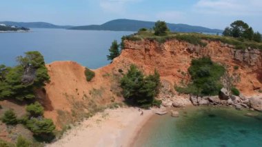 Alonnisos adasındaki Kokkinokastro 'nun görkemli plajının hava manzarası. Yunanistan 'ın Ege Denizi' ndeki Sporades üzerinde güzel kayalık manzaralar