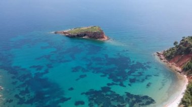 Alonnisos adasındaki Kokkinokastro 'nun görkemli plajının hava manzarası. Yunanistan 'ın Ege Denizi' ndeki Sporades üzerinde güzel kayalık manzaralar
