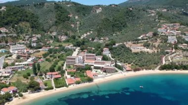Güney kayak adası, Sporades, Magnisia, Yunanistan 'daki Agia Paraskevi plajı üzerindeki hava manzarası