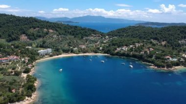 Güney kayak adası, Sporades, Magnisia, Yunanistan 'daki Agia Paraskevi plajı üzerindeki hava manzarası