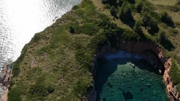 アロニソス島のコキノカストロの壮大なビーチの上に空中ビュー エーゲ海 ギリシャのスポーツ上の美しい岩の風景 — ストック動画