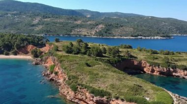 Alonnisos adasındaki Kokkinokastro 'nun görkemli plajının hava manzarası. Yunanistan 'ın Ege Denizi' ndeki Sporades üzerinde güzel kayalık manzaralar