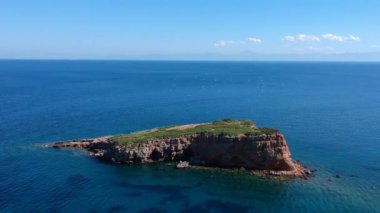 Alonnisos adasındaki Kokkinokastro 'nun görkemli plajının hava manzarası. Yunanistan 'ın Ege Denizi' ndeki Sporades üzerinde güzel kayalık manzaralar
