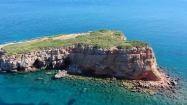 Alonnisos adasındaki Kokkinokastro 'nun görkemli plajının hava manzarası. Yunanistan 'ın Ege Denizi' ndeki Sporades üzerinde güzel kayalık manzaralar