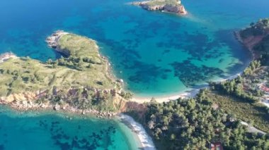 Alonnisos adasındaki Kokkinokastro 'nun görkemli plajının hava manzarası. Yunanistan 'ın Ege Denizi' ndeki Sporades üzerinde güzel kayalık manzaralar