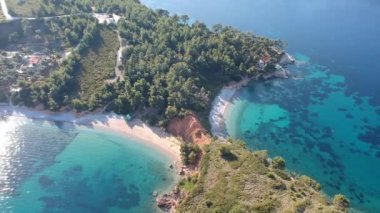 Alonnisos adasındaki Kokkinokastro 'nun görkemli plajının hava manzarası. Yunanistan 'ın Ege Denizi' ndeki Sporades üzerinde güzel kayalık manzaralar