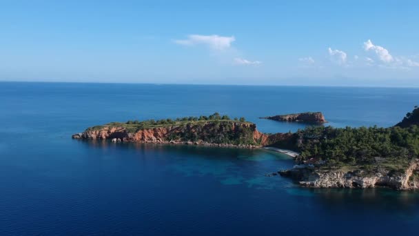 从空中俯瞰阿隆尼斯索斯岛宏伟的科基诺卡斯特尔海滩 希腊爱琴海Sporades上方美丽的岩石风景 — 图库视频影像