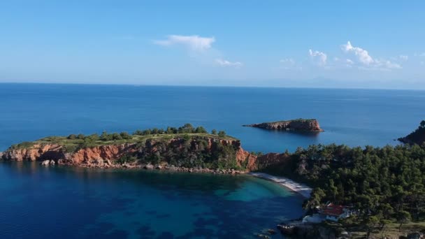 Widok Lotu Ptaka Majestatyczną Plażę Kokkinokastro Wyspie Alonnisos Piękne Skaliste — Wideo stockowe