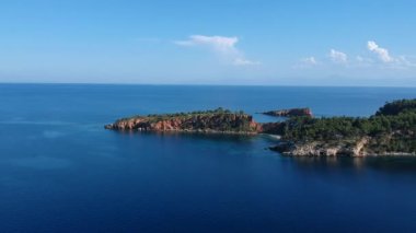 Alonnisos adasındaki Kokkinokastro 'nun görkemli plajının hava manzarası. Yunanistan 'ın Ege Denizi' ndeki Sporades üzerinde güzel kayalık manzaralar