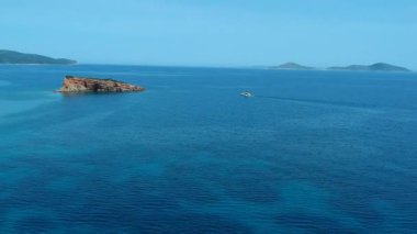 Alonnisos adasındaki Kokkinokastro 'nun görkemli plajının hava manzarası. Yunanistan 'ın Ege Denizi' ndeki Sporades üzerinde güzel kayalık manzaralar