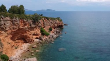 Alonnisos adasındaki Kokkinokastro 'nun görkemli plajının hava manzarası. Yunanistan 'ın Ege Denizi' ndeki Sporades üzerinde güzel kayalık manzaralar