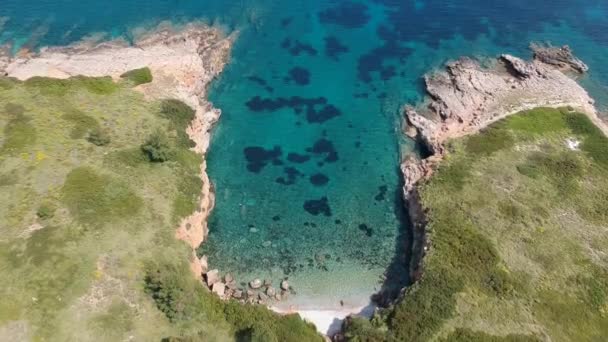 Vista Aérea Majestuosa Playa Kokkinokastro Isla Alonnisos Hermoso Paisaje Rocoso — Vídeos de Stock