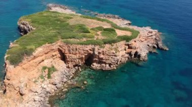 Alonnisos adasındaki Kokkinokastro 'nun görkemli plajının hava manzarası. Yunanistan 'ın Ege Denizi' ndeki Sporades üzerinde güzel kayalık manzaralar