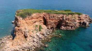Alonnisos adasındaki Kokkinokastro 'nun görkemli plajının hava manzarası. Yunanistan 'ın Ege Denizi' ndeki Sporades üzerinde güzel kayalık manzaralar