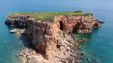 Alonnisos adasındaki Kokkinokastro 'nun görkemli plajının hava manzarası. Yunanistan 'ın Ege Denizi' ndeki Sporades üzerinde güzel kayalık manzaralar