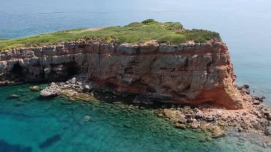 Alonnisos adasındaki Kokkinokastro 'nun görkemli plajının hava manzarası. Yunanistan 'ın Ege Denizi' ndeki Sporades üzerinde güzel kayalık manzaralar