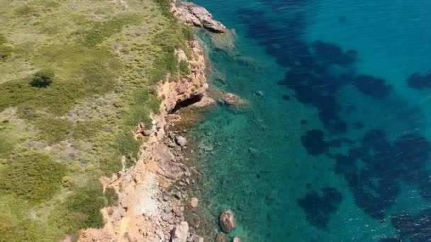 从空中俯瞰阿隆尼斯索斯岛宏伟的科基诺卡斯特尔海滩 希腊爱琴海Sporades上方美丽的岩石风景 — 图库视频影像