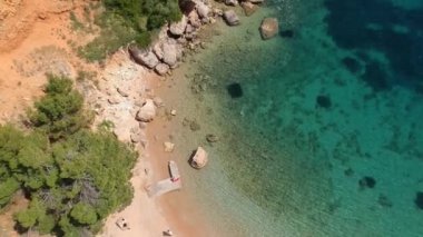 Alonnisos adasındaki Kokkinokastro 'nun görkemli plajının hava manzarası. Yunanistan 'ın Ege Denizi' ndeki Sporades üzerinde güzel kayalık manzaralar