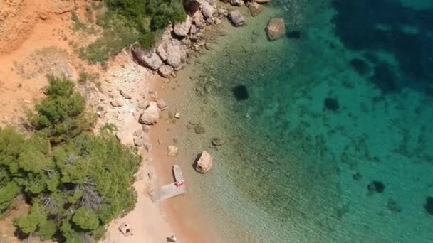 Vista Aérea Majestuosa Playa Kokkinokastro Isla Alonnisos Hermoso Paisaje Rocoso — Vídeos de Stock