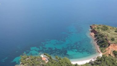 Alonnisos adasındaki Kokkinokastro 'nun görkemli plajının hava manzarası. Yunanistan 'ın Ege Denizi' ndeki Sporades üzerinde güzel kayalık manzaralar