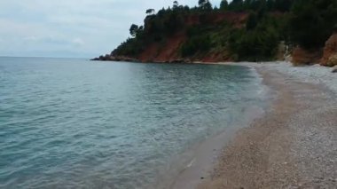 Alonnisos adasındaki Kokkinokastro 'nun görkemli plajının hava manzarası. Yunanistan 'ın Ege Denizi' ndeki Sporades üzerinde güzel kayalık manzaralar