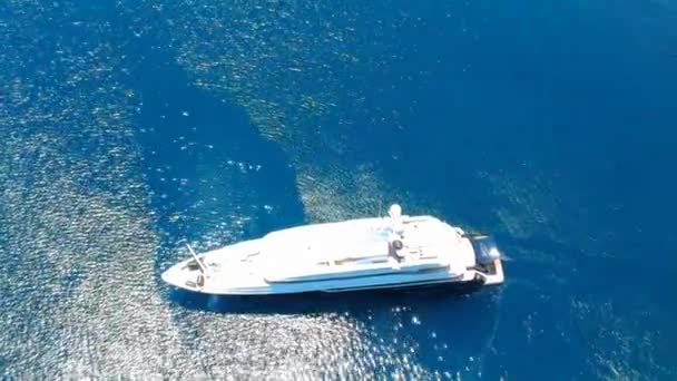 Góry Dół Widok Luksusowy Super Jacht Głębokim Błękitnym Morzu Egejskim — Wideo stockowe
