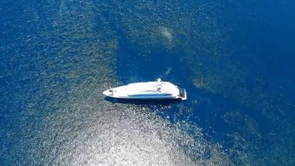 ギリシャの深い青エーゲ海で豪華なスーパーヨットの空中トップダウンビュー — ストック動画