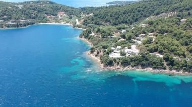 Güney kayak adası, Sporades, Magnisia, Yunanistan 'daki Agia Paraskevi plajı üzerindeki hava manzarası