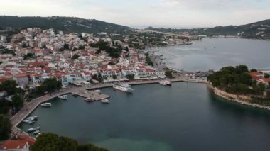 Skiathos Adası, Sporades, Magnesia, Yunanistan 'daki Chora kasabasının hava panoramik manzarası.