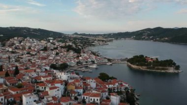 Skiathos Adası, Sporades, Magnesia, Yunanistan 'daki Chora kasabasının hava panoramik manzarası.