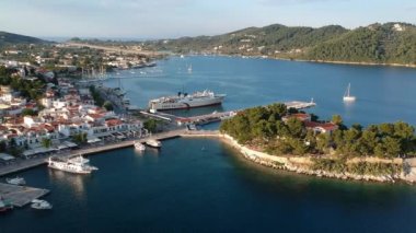 Skiathos Adası, Sporades, Magnesia, Yunanistan 'daki Chora kasabasının hava panoramik manzarası.
