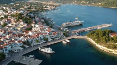 Skiathos Adası, Sporades, Magnesia, Yunanistan 'daki Chora kasabasının hava panoramik manzarası.