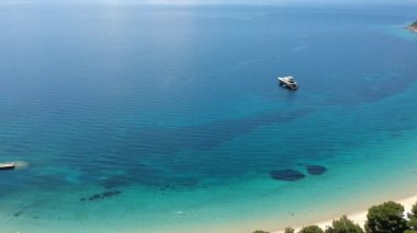 Skiathos Adası, Sporades, Magnesia, Yunanistan 'daki Koukounaries plajı üzerindeki hava manzarası