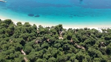 Skiathos Adası, Sporades, Magnesia, Yunanistan 'daki Koukounaries plajı üzerindeki hava manzarası