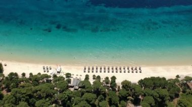 Skiathos Adası, Sporades, Magnesia, Yunanistan 'daki Koukounaries plajı üzerindeki hava manzarası