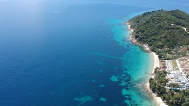 Skiathos Adası, Sporades, Magnesia, Yunanistan 'daki Koukounaries plajı üzerindeki hava manzarası