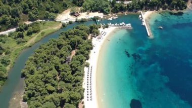 Skiathos Adası, Sporades, Magnesia, Yunanistan 'daki Koukounaries plajı üzerindeki hava manzarası