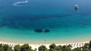 Skiathos Adası, Sporades, Magnesia, Yunanistan 'daki Koukounaries plajı üzerindeki hava manzarası