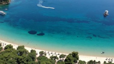 Skiathos Adası, Sporades, Magnesia, Yunanistan 'daki Koukounaries plajı üzerindeki hava manzarası
