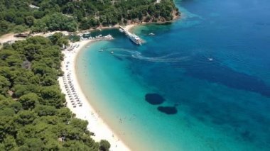 Skiathos Adası, Sporades, Magnesia, Yunanistan 'daki Koukounaries plajı üzerindeki hava manzarası