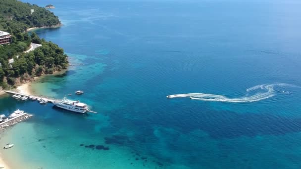 Skiathos島 Sporades Magnesia GreeceのKoukounariesビーチの空中ビュー — ストック動画