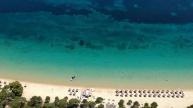 Skiathos Adası, Sporades, Magnesia, Yunanistan 'daki Koukounaries plajı üzerindeki hava manzarası
