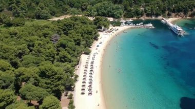 Skiathos Adası, Sporades, Magnesia, Yunanistan 'daki Koukounaries plajı üzerindeki hava manzarası