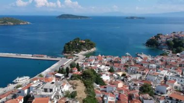 Skiathos Adası, Sporades, Magnesia, Yunanistan 'daki Chora kasabasının hava panoramik manzarası.