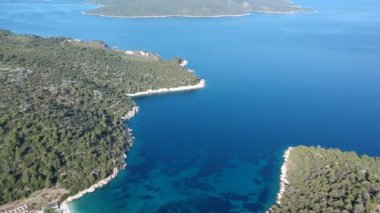 Alonissos Adası, Sporades, Yunanistan 'daki Leftos Gialos kayalık plajı üzerindeki hava manzarası