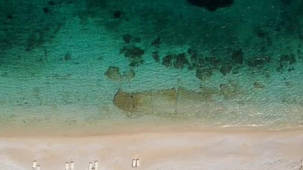 Вид Воздуха Скалистый Пляж Leftos Gialos Острове Alonissos Sporades Греция — стоковое видео