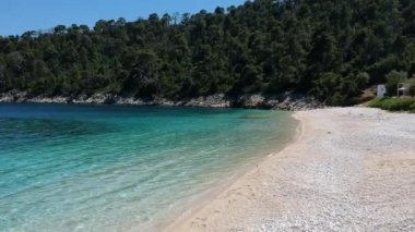 Alonissos Adası, Sporades, Yunanistan 'daki Leftos Gialos kayalık plajı üzerindeki hava manzarası